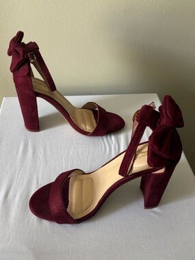 Bow-Accent Block Heel Sandals in Wine